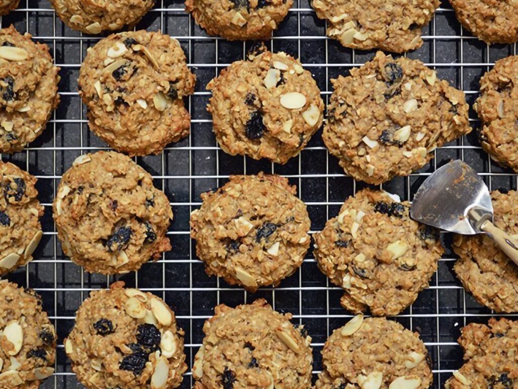 quick and easy dry fruit recipes - almond & raisin oatmeal cookies