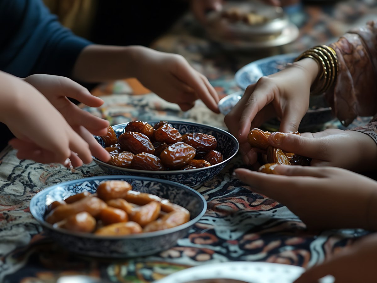 Why Muslims breaks their fast with dates during ramzan